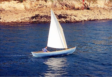 treizav01 Treizav, le Youkou-Lili de Frank Decaux, avec une voile au tier amurée en pied de mât.