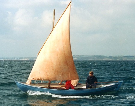 youkou-lili 04 Youkou-Lili en Iroise avec son gréement de voile au tiers amurée en abord. Un gréement d'une puissance exceptionnelle.