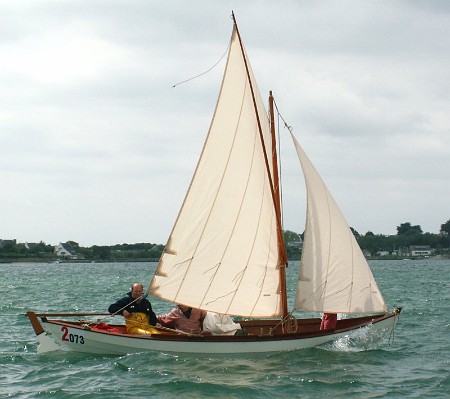 youkou-lili 11 Le gréement à livarde : noter que la livarde (espar oblique) ne déforme quasiment pas la voile.