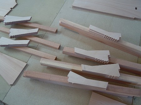 Koalen-26-Pilon-6527 Varangues composées de pièces en CP 18 mm (avec tenons de repérage) et de bois massif