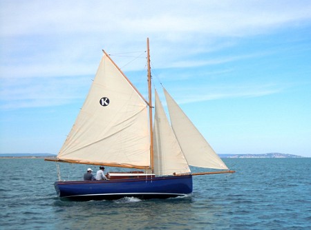 Koalen-26-voile-03 On pardonnera le manque d'étarquage de la drisse de pic pour cette première sortie sous voile.