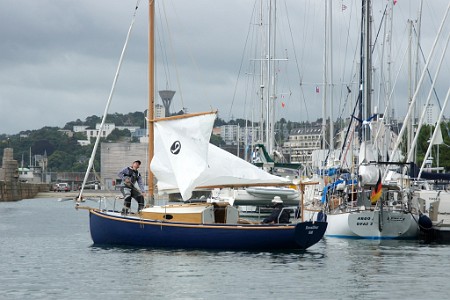 DSC00130 A hisser les voiles dans le port de Cherbourg, août 2012