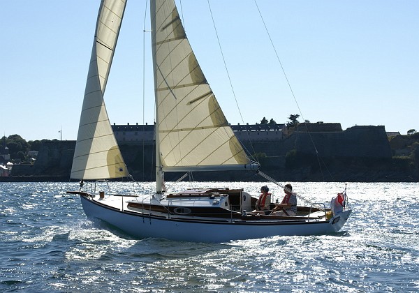 Toulinguet Croiseur de 8.45 m gréé bermudien, dans l'esprit plaisance classique.