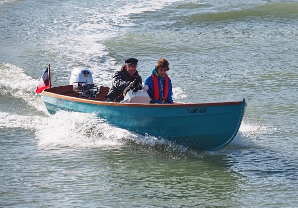 Bateaux à moteur Pour la sortie à la journée ou la croisière côtière. Coques à déplacement ou semi-planantes