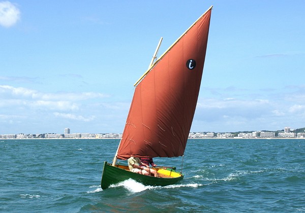 Voile-Aviron Des bateaux facilement transportables conçus pour naviguer à la voile comme à l'aviron et qui n'ont aucun besoin de...