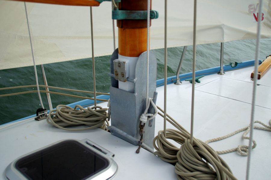 Lowering the hinged mast on PenHir François Vivier Architecte Naval