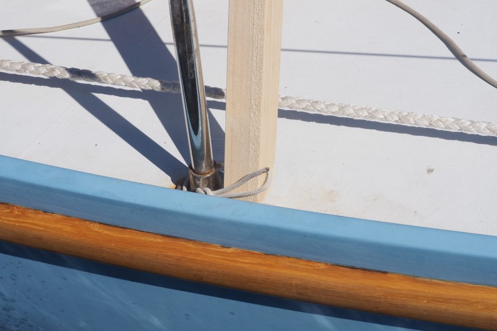 Lowering the hinged mast on PenHir François Vivier Architecte Naval