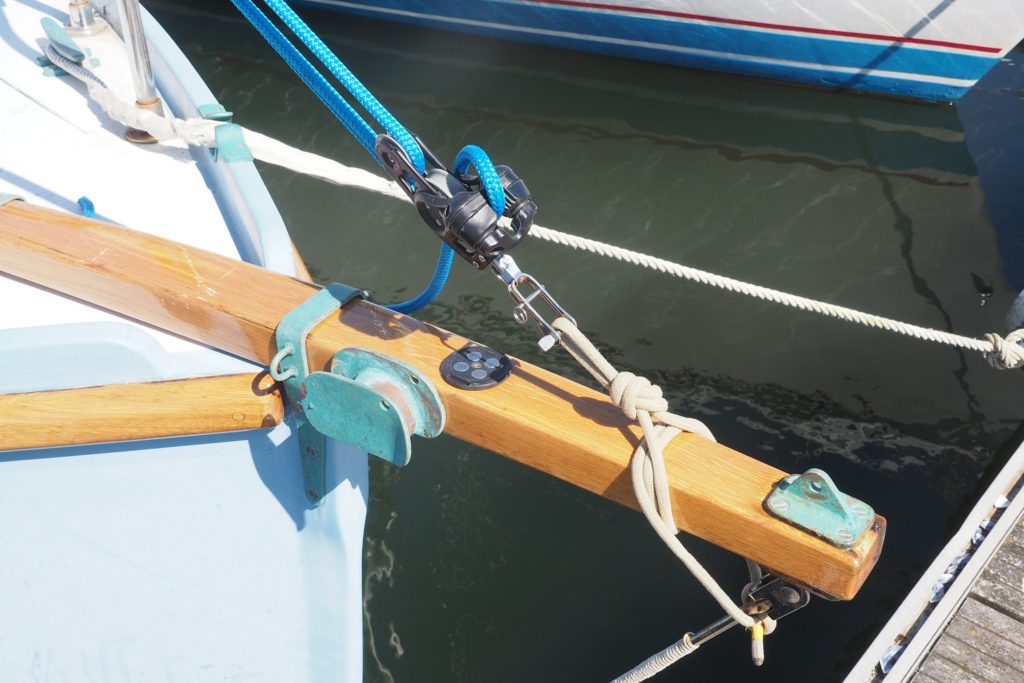 Lowering the hinged mast on PenHir François Vivier Architecte Naval