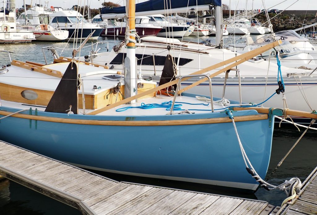 Lowering the hinged mast on PenHir François Vivier Architecte Naval